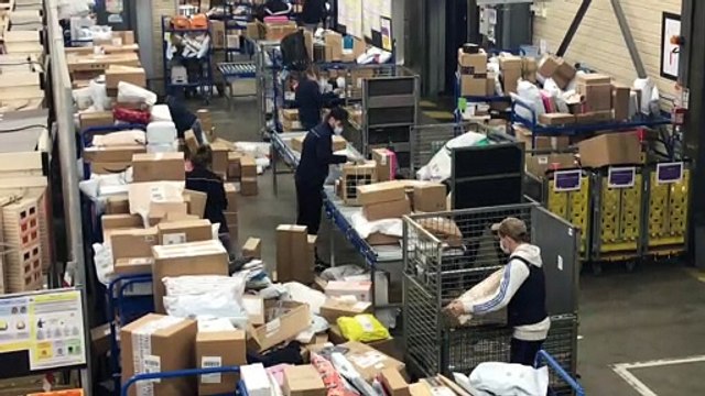 Le rush des colis à la poste !