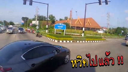 อย่าหาทำ ! เก๋งเลี้ยวตัดหน้ารถพ่วง 22 ล้อ เสียงแตรดังลั่นหวิดไปแล้ว