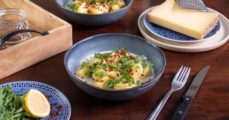 Pour la Cheese Week, Alexia Duchêne nous apprend à cuisiner des gnocchis de pommes de terre, avec une sauce au Beaufort et du sarrasin soufflé