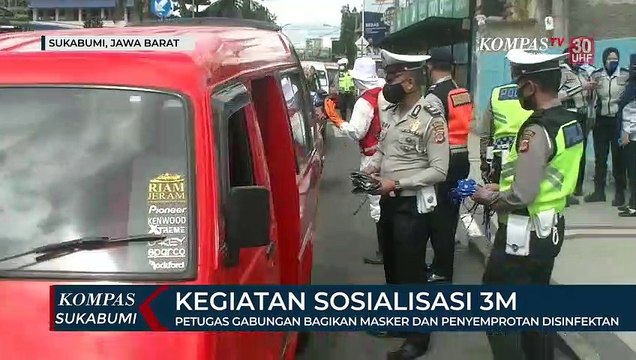 Petugas Gabungan Bagikan Masker Dan Penyemprotan Disinfektan