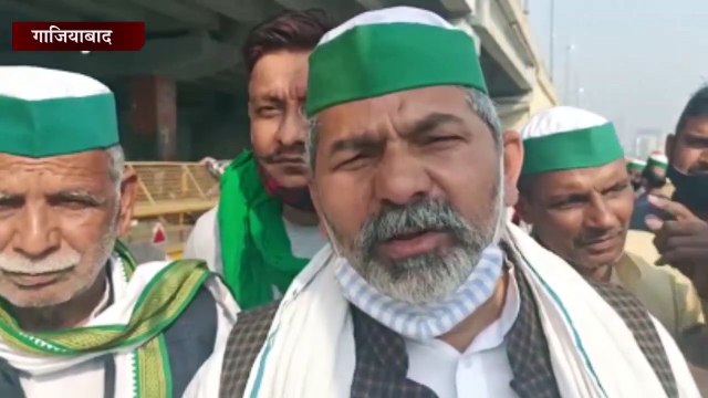 यूपी गेट पर बढ़ती किसानों की संख्या को देखते हुए भारी पुलिस बल तैनात