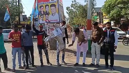 कालापीपल एनएसयूआई कार्यकर्ताओं ने सीएम शिवराज का पुतला फूंका