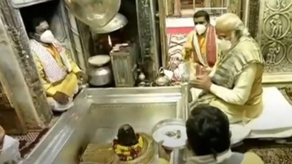 Download Video: PM Modi offers prayers at Kashi Vishwanath Mandir