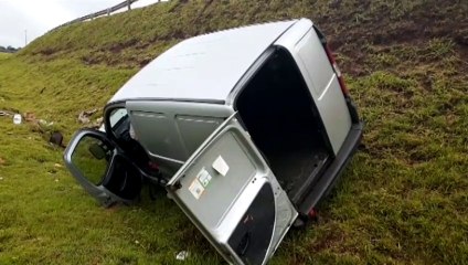 Carro aquaplana da via marginal da PRc-467 e vai parar no barranco
