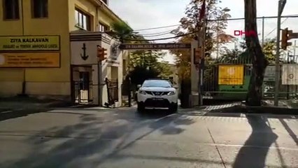 Beşiktaş'ta aniden koşarak denize atlayan kişiyi işçiler kurtardı