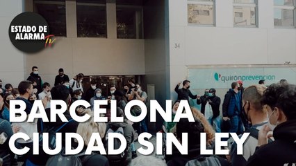 ¡BARCELONA CIUDAD sin LEY! CUPEROS ocupan una inmobiliaria en protesta contra DESAHUCIOS