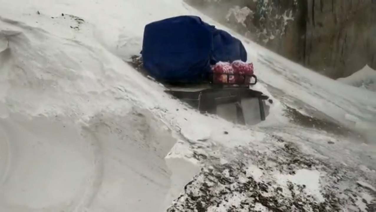 5 rescued after avalanche buries vehicle