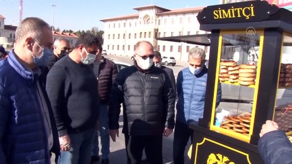 SİVAS - Belediye, simitçilere tarihe dokuya uygun simit arabası hediye etti