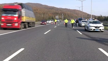 DÜZCE - Anadolu Otoyolu'nda otomobil yayaya çarptı: 1 ölü, 2 yaralı