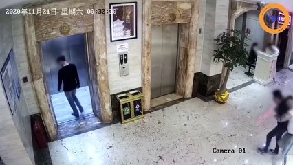 Deux hommes ivres tombent littéralement dans une cage d'ascenseur