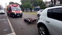 Motociclista fica ferido após bater em traseira de carro na Avenida Brasil