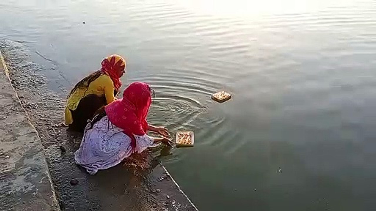 खंडार. रामेश्वर धाम पर दीपदान करती महिलाएं।