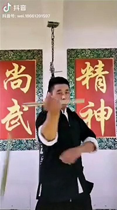 Un maître du nunchaku