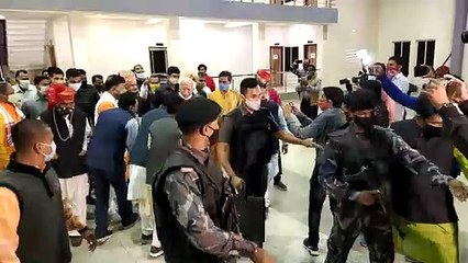 संघ प्रमुख सर मोहन भागवत शादी में शामिल होने देवास पहुंचे, वर-वधु को दिया आशीर्वाद