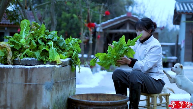 Congee com caule de mostarda em conserva e pastéis de flor de ameixa, café da manhã caseiro