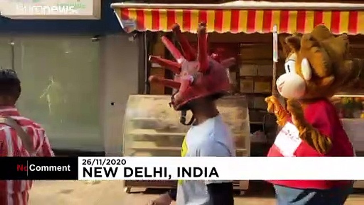 Hindistan'da polisler farkındalık amacıyla Covid-19 virüsü şeklinde başlıklar takmaya başladı