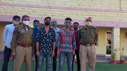 Tải video: हुक्का बार में दबिश, पुलिस को देख युवक-युवतियां भागे, दो गिरफ्तार