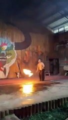 Ce jongleur de feu transforme son numéro en show comique sans le vouloir