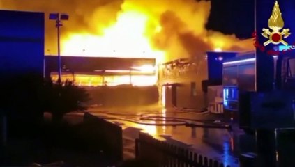 Roma - Incendio a Ostia, a fuoco mobilificio (30.11.20)