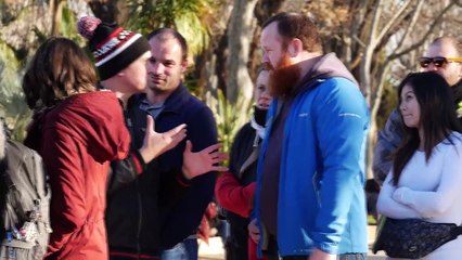 Así reacciona la gente cuando alguien se cuela