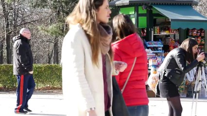 CHICA TIRÁNDOSE PEDOS - BROMA