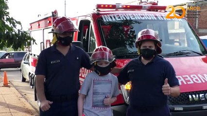 Nicolás superó a la leucemia y al covid, recorrió su barrio a bordo de un autobomba
