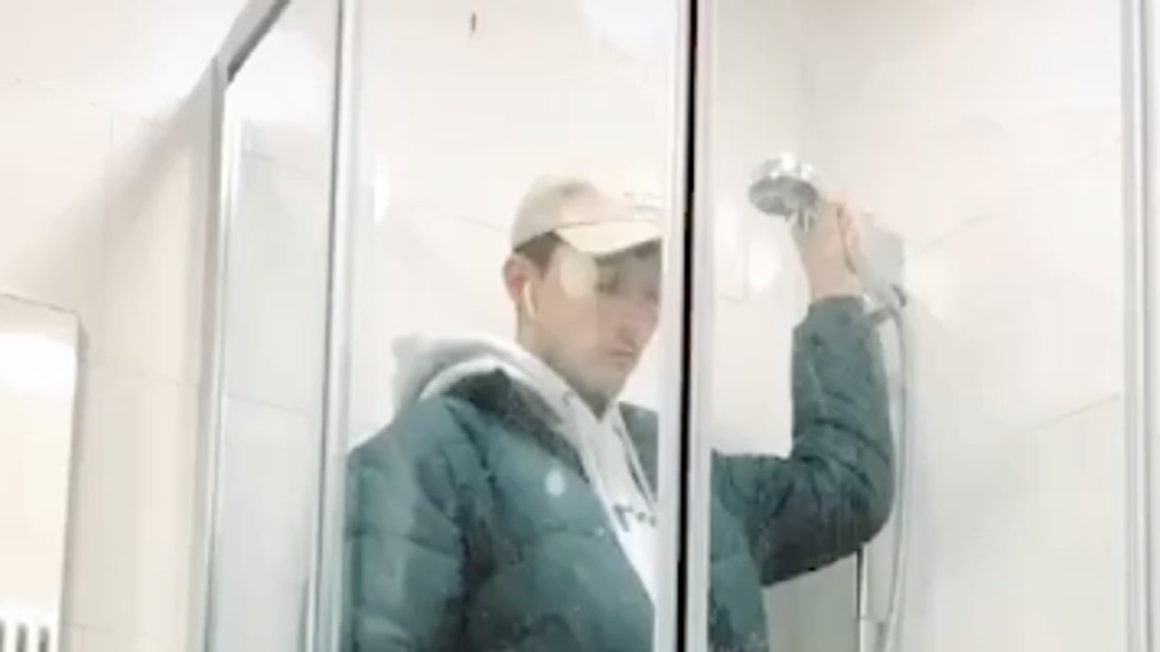 Mann imitiert U-Bahn-Fahrt in der Dusche