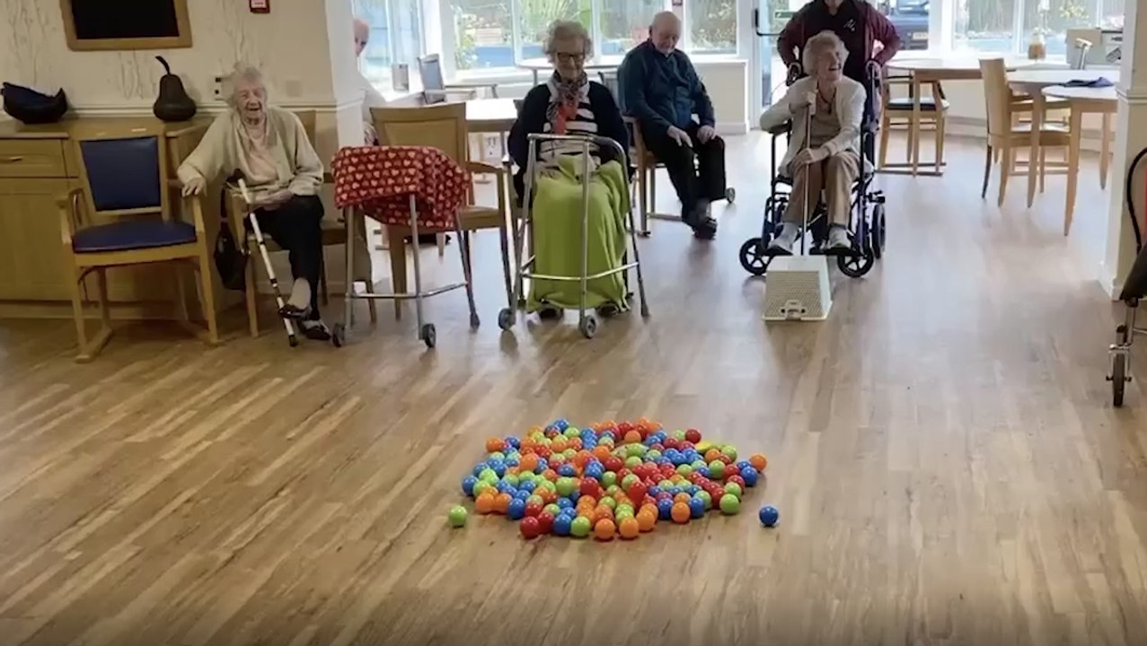 Kreativ in der Quarantäne: Senioren spielen 'Hungry Hippo'