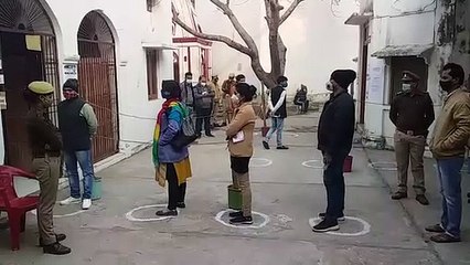 सुबह से ही मतदान केंद्रों पर लगी भीड़, सोशल डिस्टेंस का रखा गया ध्यान