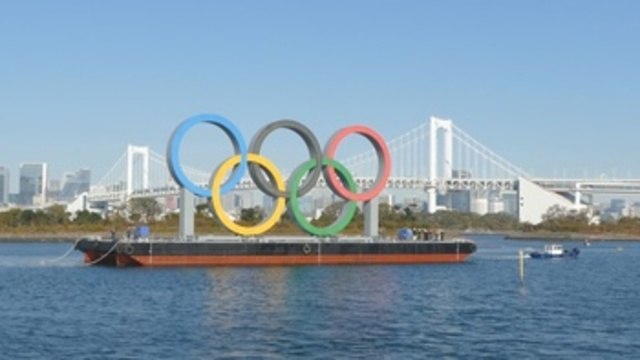 Los anillos olímpicos vuelven a la bahía de Tokio tras su mantenimiento