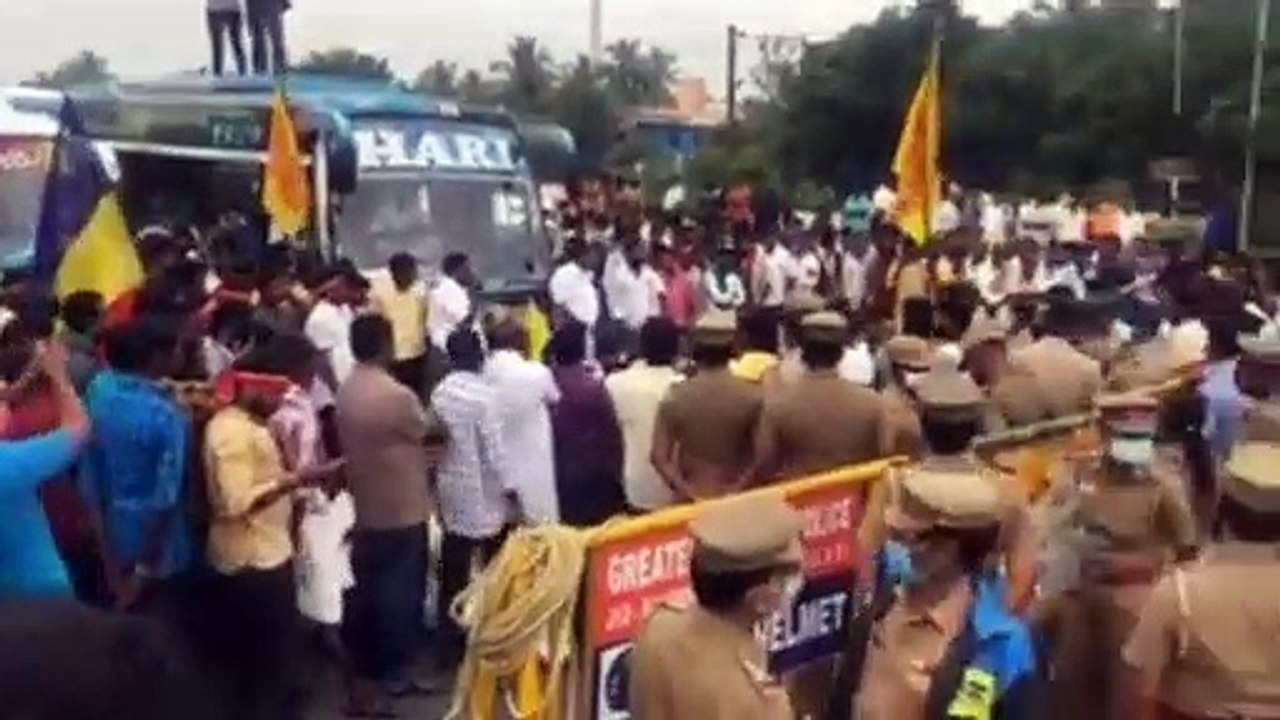 20% இடஒதுக்கீடு போராட்டம்- போலீஸ் தடுத்து நிறுத்தம்- சென்னை அருகே பாமகவினர் சாலை, ரயில் மறியல்!  - வீடியோ