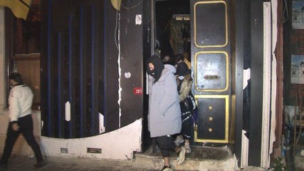 Beyoğlu’nda ‘corona partisine’ baskın