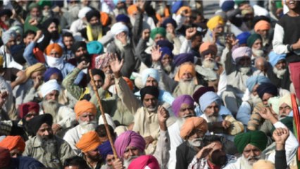 Burari: Farmers burn efffigy of PM Modi and Khattar