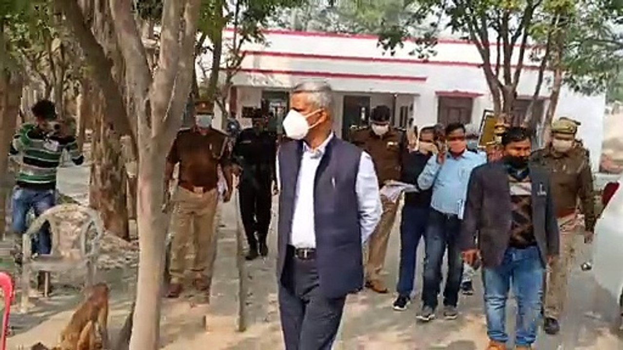 डीएम व एसपी ने मतदान केंद्रों पर जाकर सुरक्षा व्यवस्था का लिया जायजा