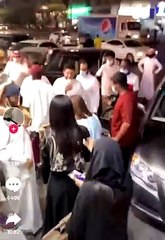 رد فعل الشباب عند مرور أروى عمر أمامهم