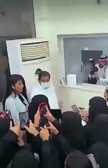 الجمهور يلتف حول أروى عمر في احد الأماكن العامة