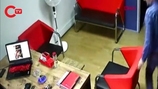 İzmir depreminden yeni görüntü; kahvesini içti, sakinliğiyle dikkati çekti