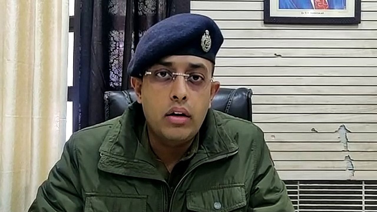 नशे में टल्ली होकर लहरा रहे थे हथियार, दारू पार...