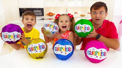 Diana and Roma Play with Colored Surprises