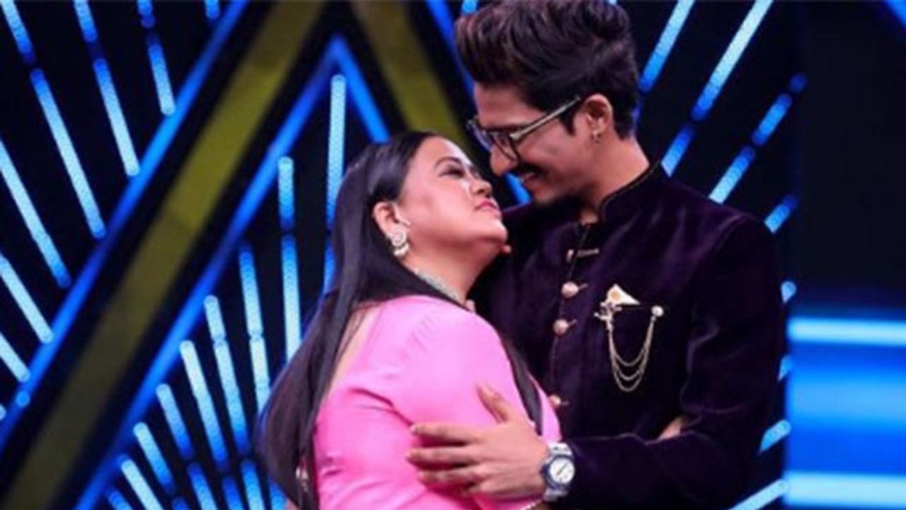 Bharti Singh संग रोमांटिक फोटो शेयर कर ट्रोल हुए Haarsh Limbachiyaa | FilmiBeat