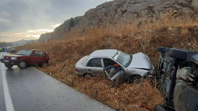Buzlanan yolda 11 araçlık zincirleme kaza