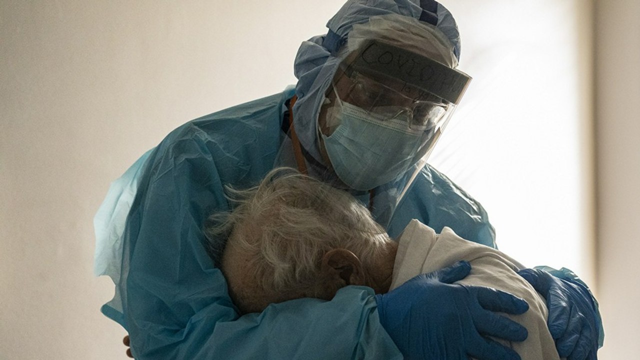 La photo de ce câlin entre un soignant et un malade âgé fait le tour du monde !