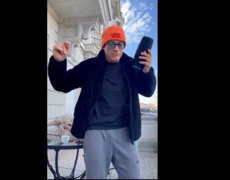 Jean-Claude Van Damme dances on Let It Snow ! Thanks you JCVD