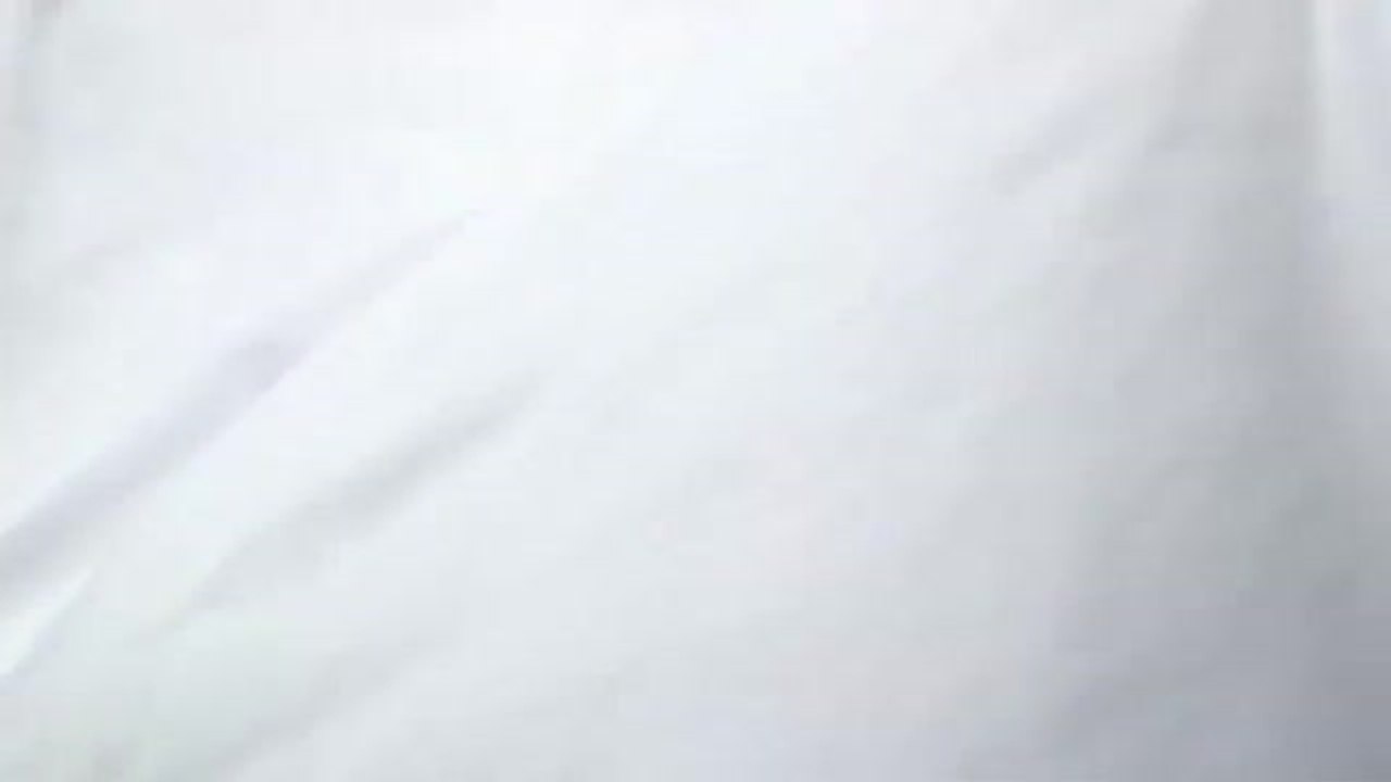 Cortes de pelo en Tailandia con el retrato del rey o los tres dedos como apoyo a las protestas