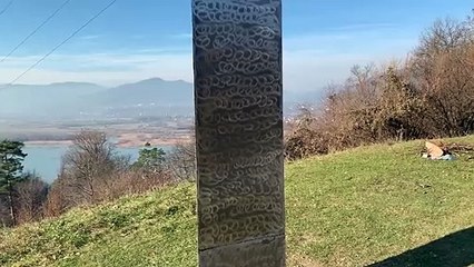 Monolito descubierto en la localidad rumana de Piatra Neamț