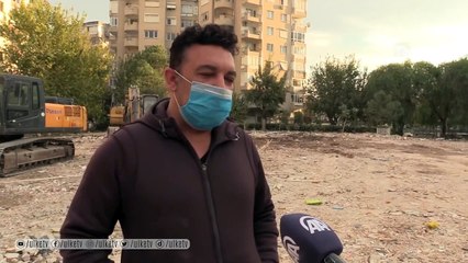 Depremde yıkılan binanın apartman görevlisi, enkaz bölgesinden ayrılmıyor