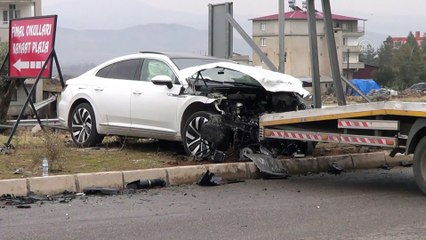 GAZİANTEP - Üç kişinin yaralandığı kaza güvenlik kamerasında