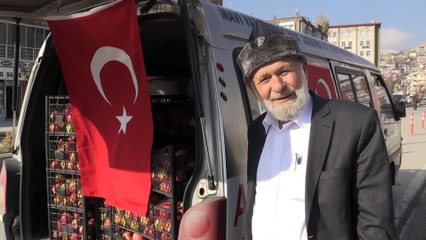 HAKKARİ - 'Elmacı dede' 1700 kilometre yol kat ederek üs bölgelerindeki Mehmetçiğe elma götürdü