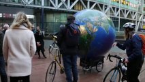 Los ecologistas sientan en el banquillo de La Haya a la petrolera Shell