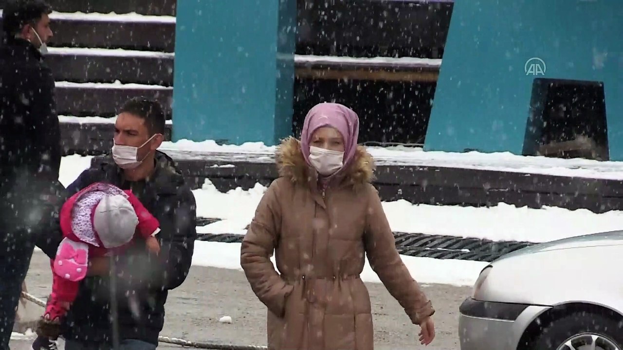 ERZURUM - Palandöken'de kar yağışı altında kayak heyecanı